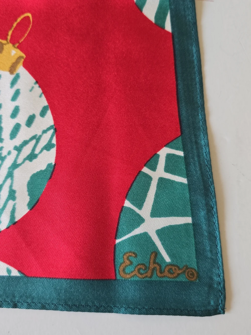 Echo vibrant red